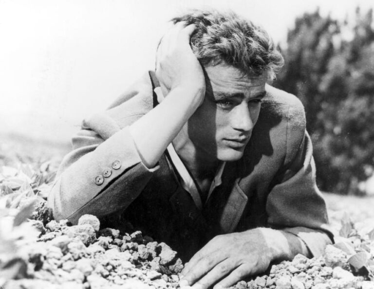 10 photos that show James Dean loved selfies 60 years ahead of time!