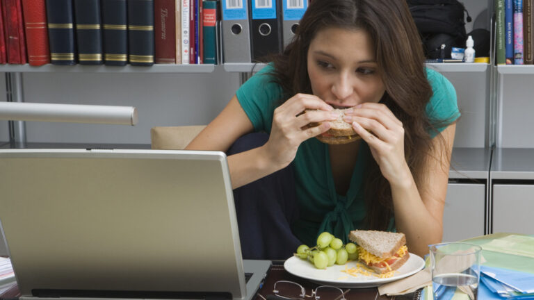 Skipping lunch breaks costs business £50m a day and can damage your health